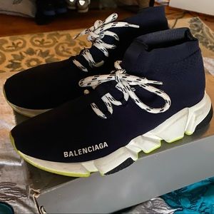 Slightly used well kept size 7 unisex